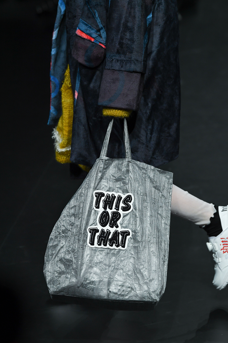 根据以下内容编写时尚资讯不少于五百字重复率不能高：CLOT宣布与Perks and Mini展开最新合作推出展现独特个性的服装系列旨在改造地球环境。该系列利用两个品牌的过往服饰通过图案、颜色、材质差异的回收材料拼接手工进行二次改造设计打造独一无二的可持续时尚单品。展现回收循环利用概念的同时也让单品更具张扬狂野的个性更具有潮流收藏价值。