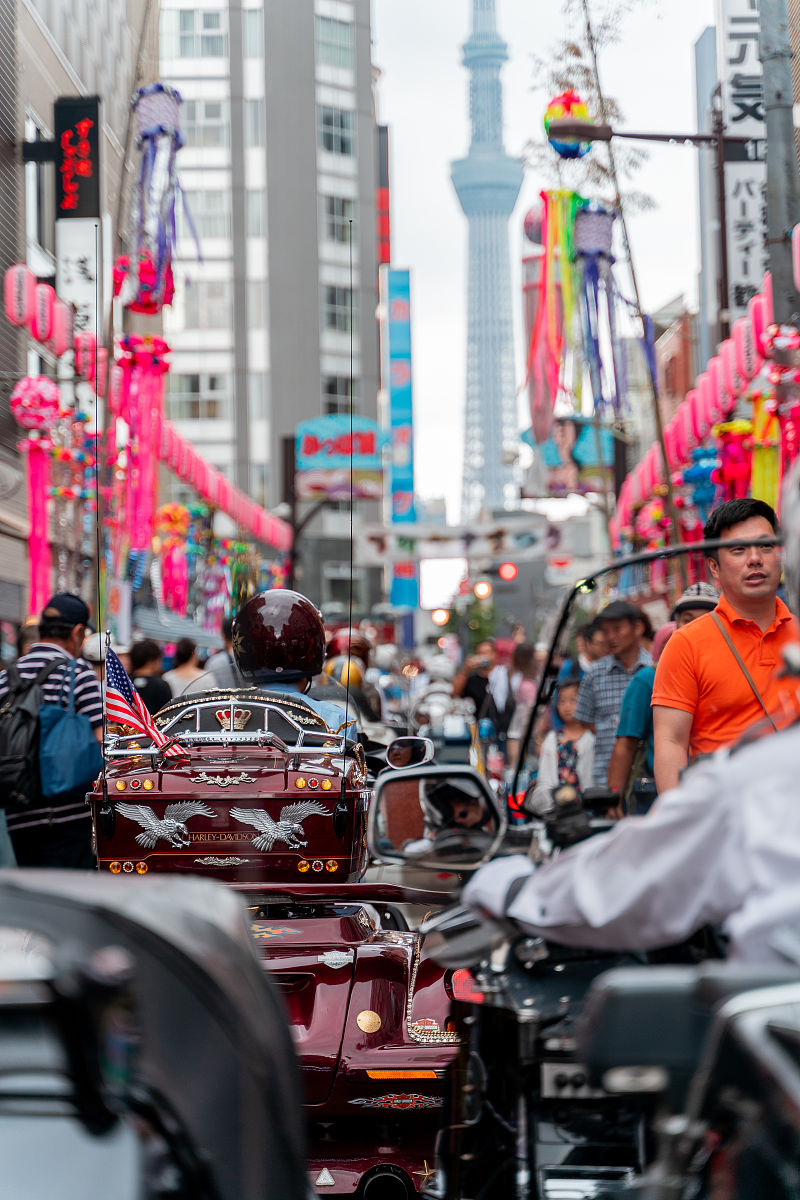 当地时间2019年7月6日,日本东京,民众张灯结彩迎接令和元年首个日本七