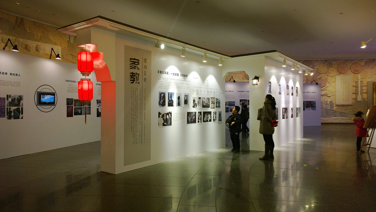 请你作为一个专业审稿人将这段话改写通过调整语序增减字数替换同义词等方式避免与原文出现连续8个字相同的句子使这段话更加具有逻辑符合论文的规范保证学术语言。自古时起夏、商、周三代以礼统法的理念一脉相承这是法律与道德的混同时期；战国、秦朝时期法家源法而治这是道德和法律的分离期；两汉援礼入法魏晋南北朝礼法结合隋、唐礼法合一至此法律与道德到达和合期；历宋元以迄明清再无整体的根本变化。中国传统的道德是以伦理为