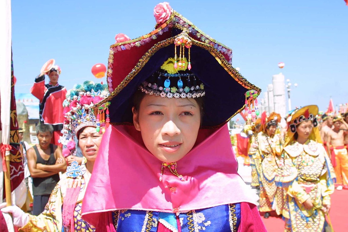 2001.4.25,福建泉州崇武区,在节日,庆典,盛会中,穿戴独具民族特色的惠