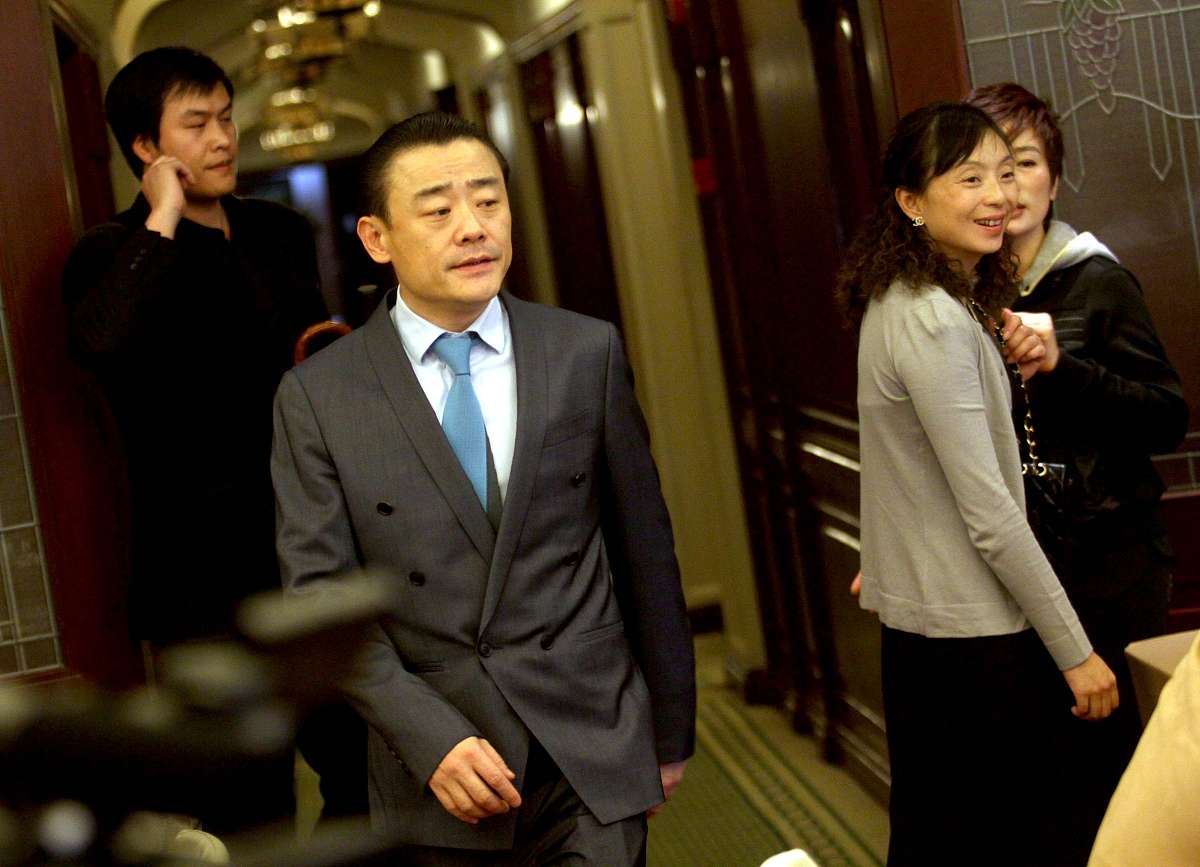2012年4月9日,上海,久未露面的周立波与老婆胡洁搞笑现身锦江饭店用餐