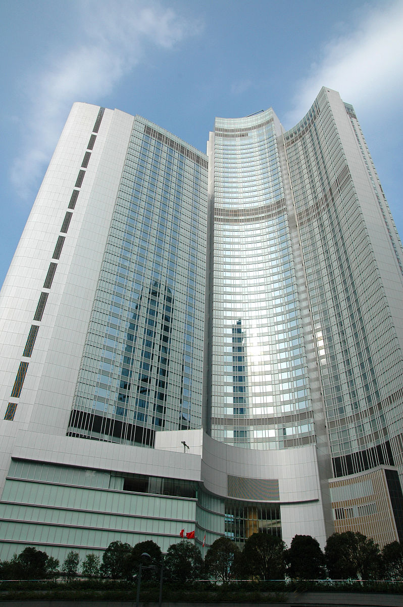 珠海中行总共9家中心行湾仔中心一季度零售贷款业务总体情况：住房贷款当年投放7570万排名第5当年新增268万排名6；消费贷款当年投放4372万排名第5当年新增834万排名第6；个人普惠当年投放7422万排名第4当年新增6046万排名第1；消费分期当年投放1729万排名第7当年新增22万排名第4。请分析各项贷款发展情况下阶段工作措施。