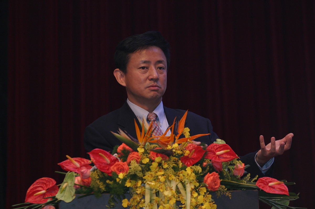 在宏观经济学中消费者支出在采取大写C和小写c时有何不同含义？