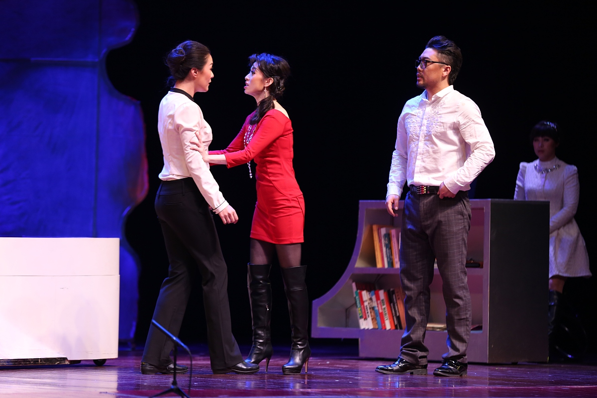 故事中的人们虽然地位不同命运不一但平实的文字背后都有着深藏其中的共同之处那就是从人物身上散发出来的真实和善良是他作品中最无法抗拒的魅力。。学术性语言强力改写