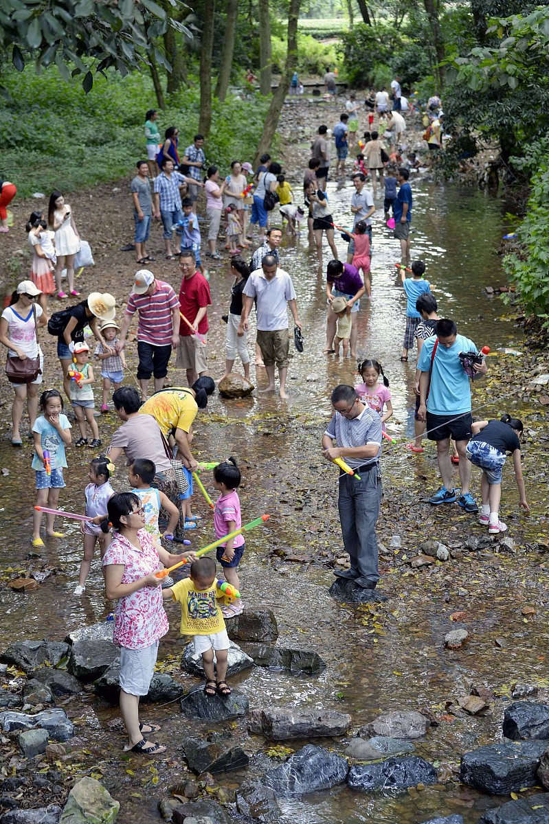 周末 潮州市溪美 溪边 吃窑鸡 玩水枪 打水仗 游泳 抓河蚌 200字作文