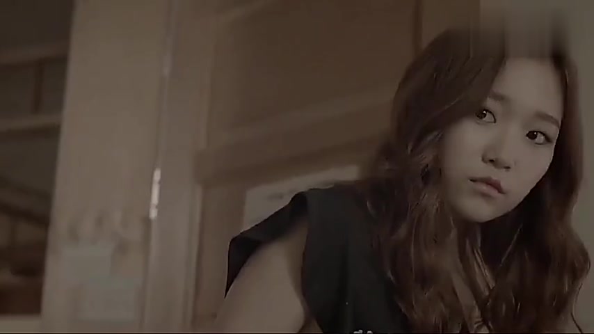 美人鱼成为了人类,但双腿一碰到水就会变成鱼尾,好漂亮