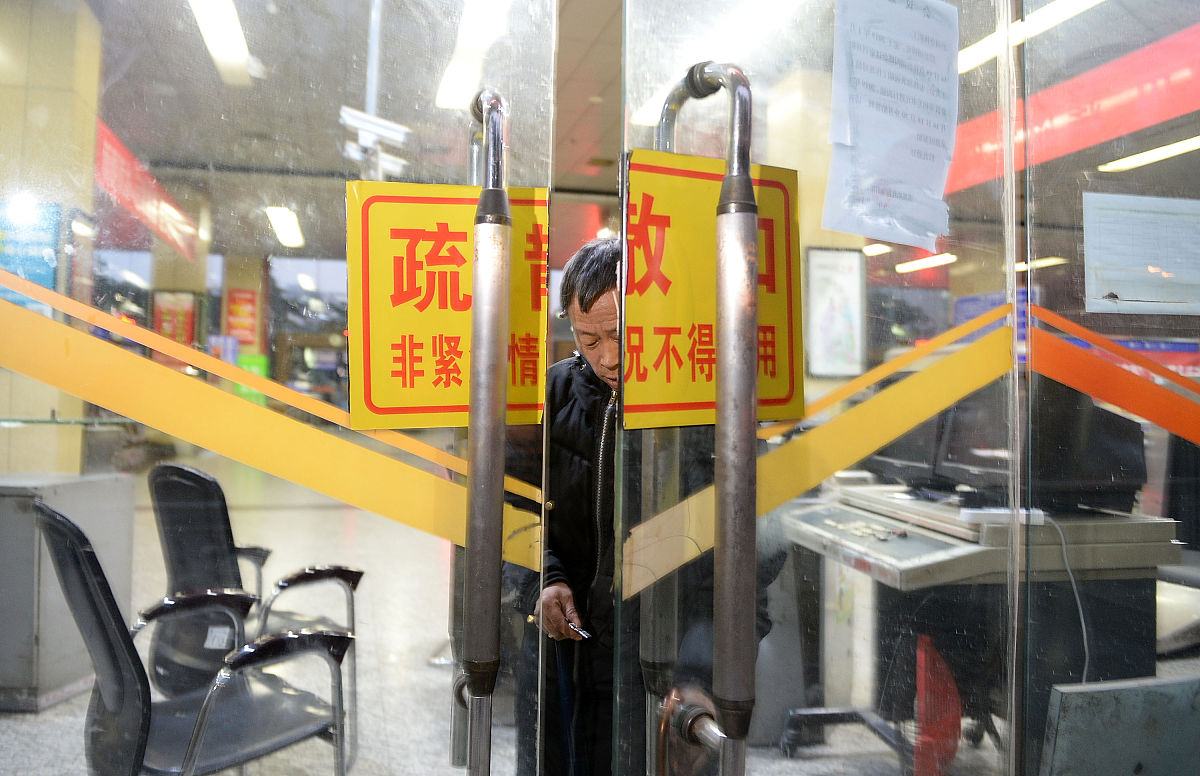 2019年2月20日,成都,工作人员正在锁门.(如下载使用,请务必署名红星新