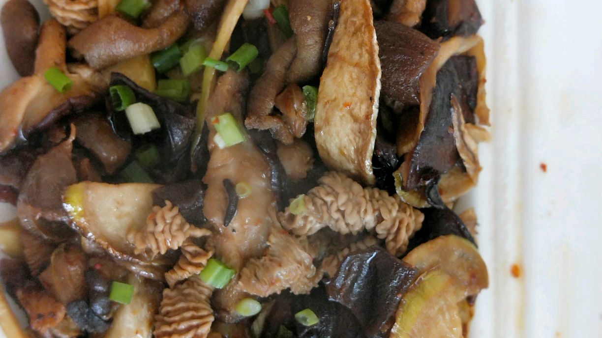点了个外卖鸡杂炒冬笋和木耳,一起看看味道怎么样