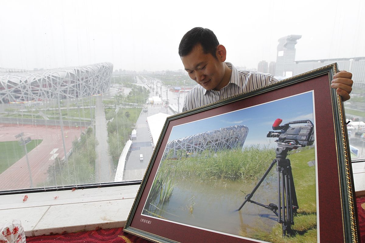 2012年04月24日,北京,"回顾奥运故事"摄影展昨天在鸟巢北侧的玲珑塔举