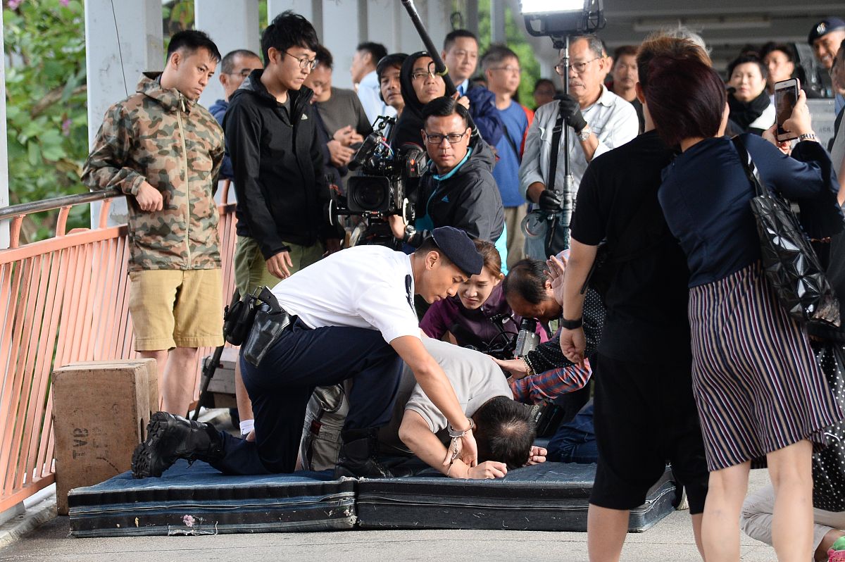 聋哑男子捡啤酒瓶被抢，嚎啕大哭背后的辛酸
