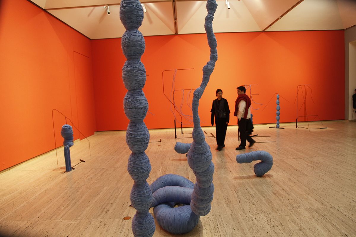 请将下面这几段话用更有逻辑更有条理的语言重新写一遍：装置艺术作为新兴艺术的一种最初是从传统雕塑艺术中演变而来的。1913年马塞尔·杜尚将一个废弃的带轮子的自行车前叉倒置固定在一个厨房圆凳上取名为《自行车轮》由此人类历史上的第一件装置艺术作品诞生了。由于这件作品所使用的材料和技术手段不同于以往的传统雕塑艺术因此人们认为它开创了一种新的艺术类型。 20世纪60年代是装置艺术蓬勃发展的时期各种各