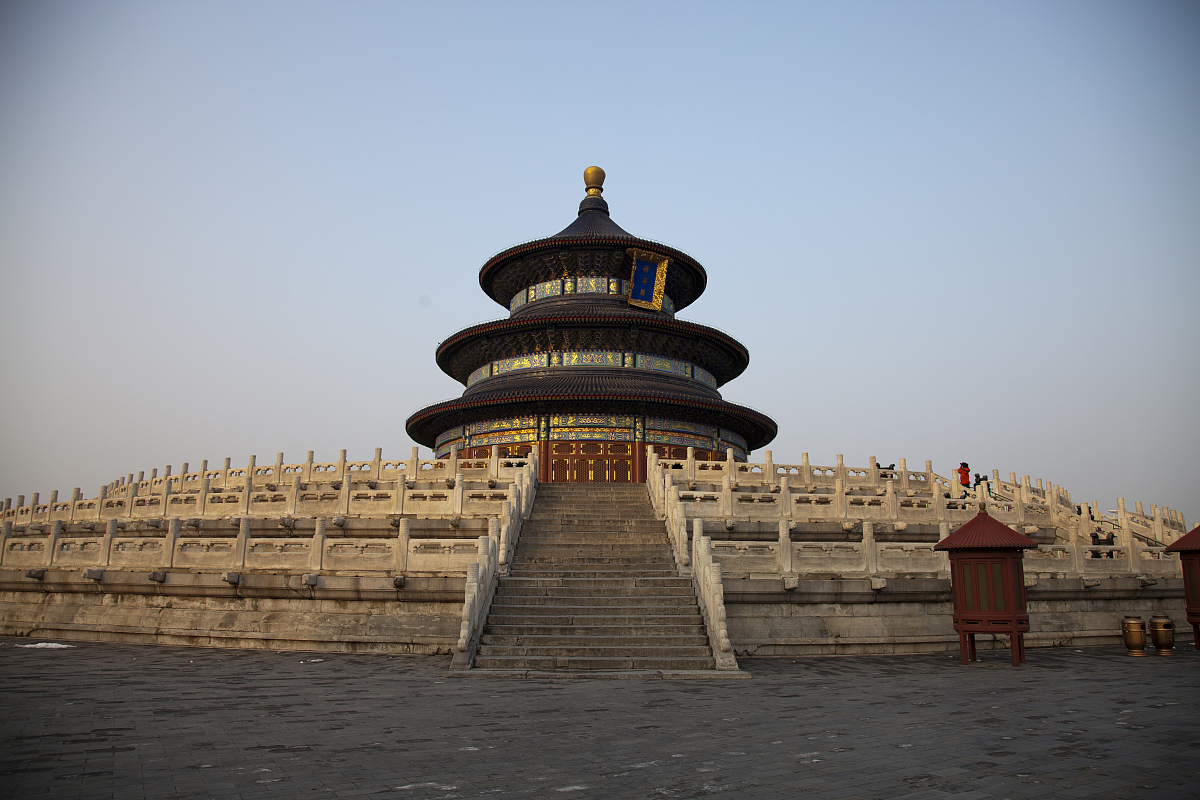 帮我排个南昌到北京2日游的计划周五晚上7点高铁出发周天8点高铁回南昌行程要具体一点并且推荐游玩景点游玩的景点要合理安排好时间以及景点周边美食推荐需要帮我推荐具体的美食商铺和酒店我还需要购买北京特产帮我推荐下并合理规划下购买时间我不逛北京商场我只住民宿。要求整体内容的风格为：尽量温柔大方一点