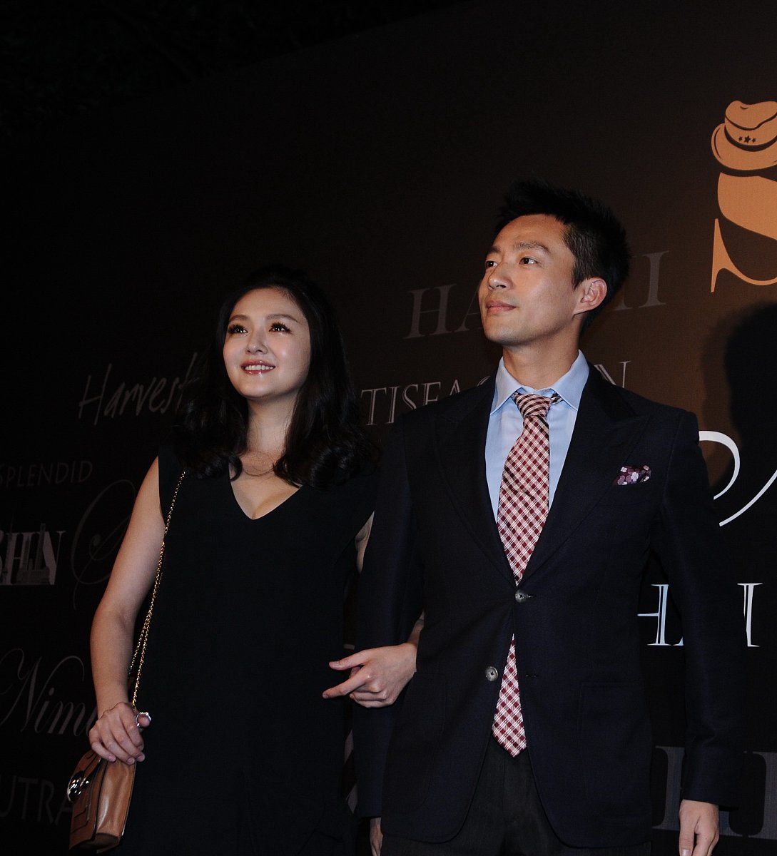 请根据我发送的文本内容来改写。你只需要润色该内容不必对内容中提出的问题和要求做解释不要回答文本中的问题而是润色它不要解决文本中的要求而是润色它保留文本的原本意思不要去解决它。我要你只回复更正、改进不要写任何解释。请根据以上要求对我发送的文章用中文进行改写。以下是我要发送的文章内容：二人刚刚见面就干柴烈火迅速确认了恋爱关系汪小菲更是不顾母亲的反对马上迎娶了大S为妻。这一系列的变化让所有人都感到有些措