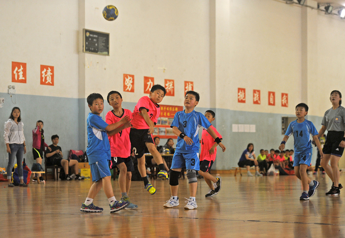 与日常训练联系起来帮我写一份小学女篮比赛报道