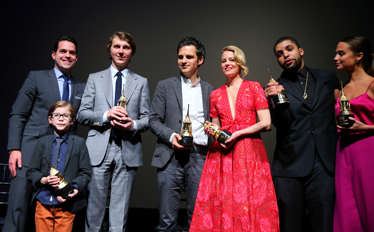 Please parahrase this sentence
In ten years, Friends has won seven Emmy Awards, one of which is the Outstanding Comedy Series Award. It also obtained one Golden Globe, two SAG Awards and 56 other awards with 152 nominations.