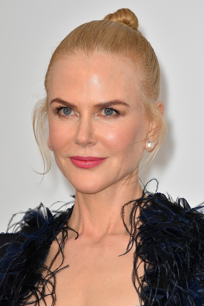 请帮我设计出一个女性反派角色详细描述外貌发型衣着饰品妆容等等