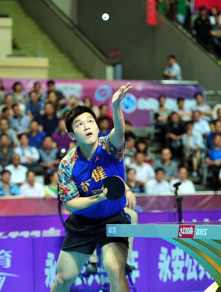 气排球和排球规则有哪些不同气排球和排球规则有以下不同之处：1比赛场地大小不同：气排球场地为9米长、6米宽排球场地为18米长、9米宽。2球的大小不同：气排球比排球小。3比赛人数不同：气排球每队3人排球每队6人。4比赛局数不同：气排球比赛分为3局2胜制排球比赛分为5局3胜制。5发球方式不同：气排球发球可以手抛或脚踢排球发球只能手抛。6接发球次数不同：气排球每个队员最多接发球2次排球没有限制。7进攻方式