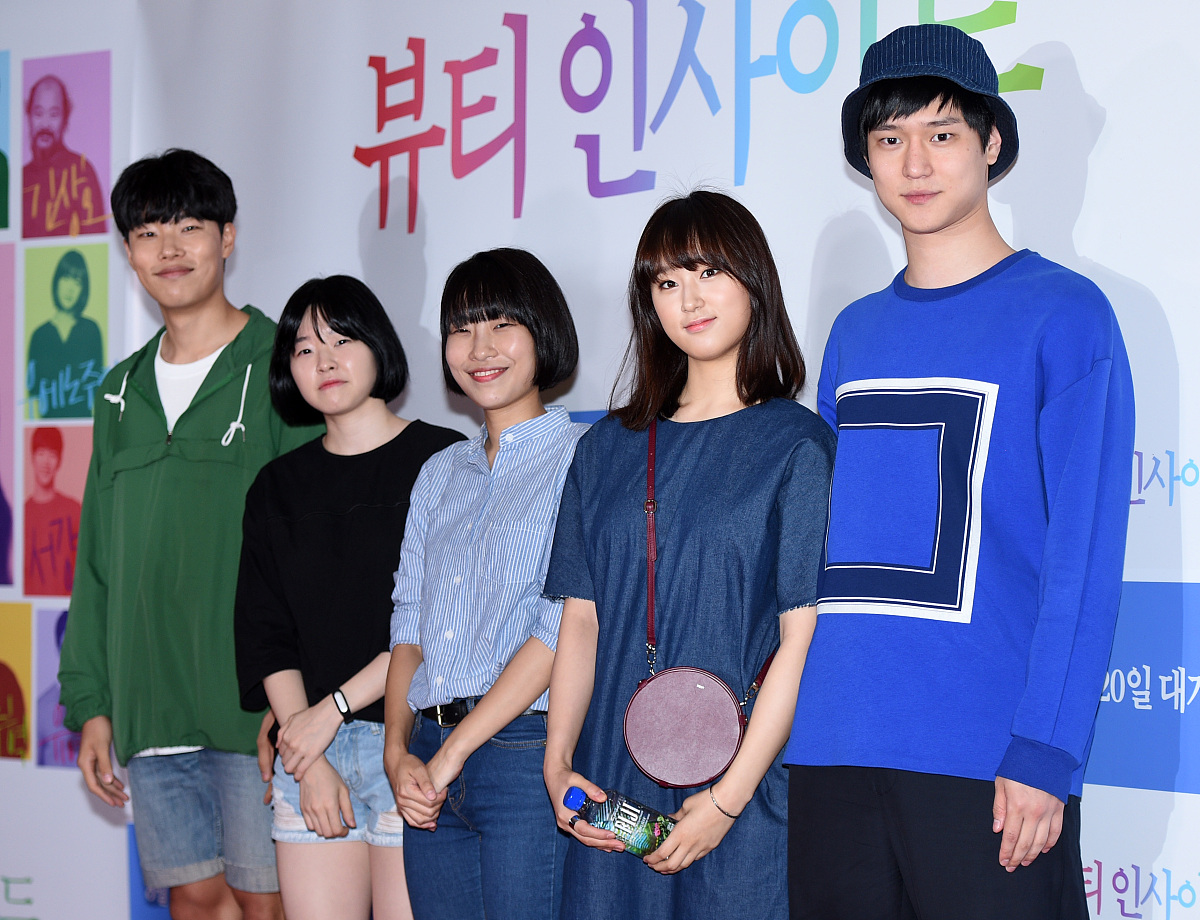 写一个室友之间的日常生活产生的矛盾的剧本