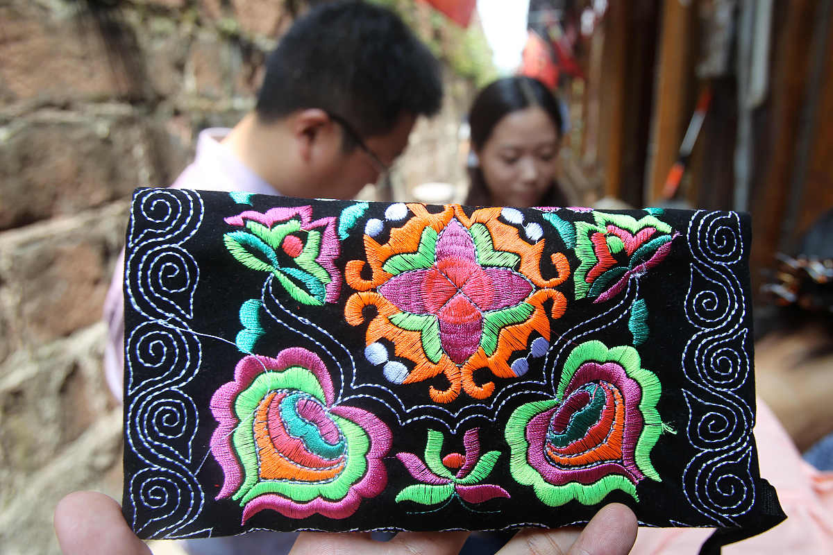 《摆脱贫困》第八集：刺绣民族的感人故事