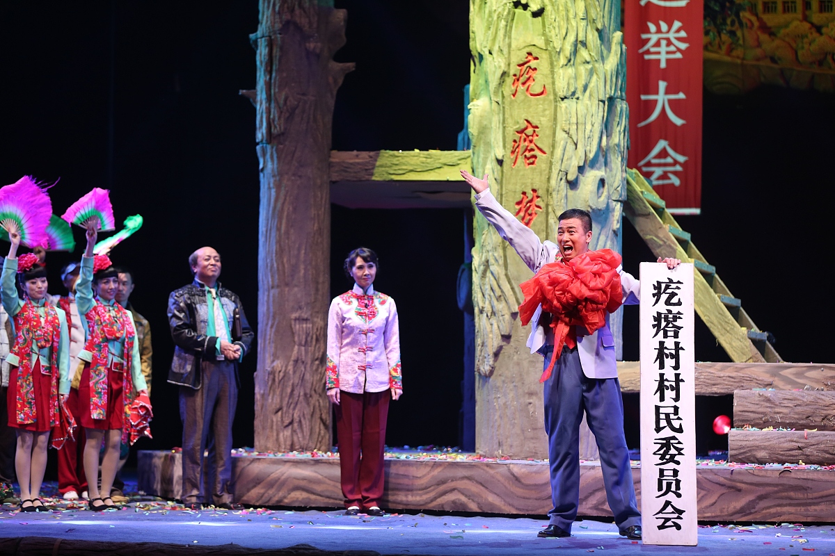 2015年2月1日,辽宁沈阳,"乡村喜剧故事"《代理村官》演出现场.***_***