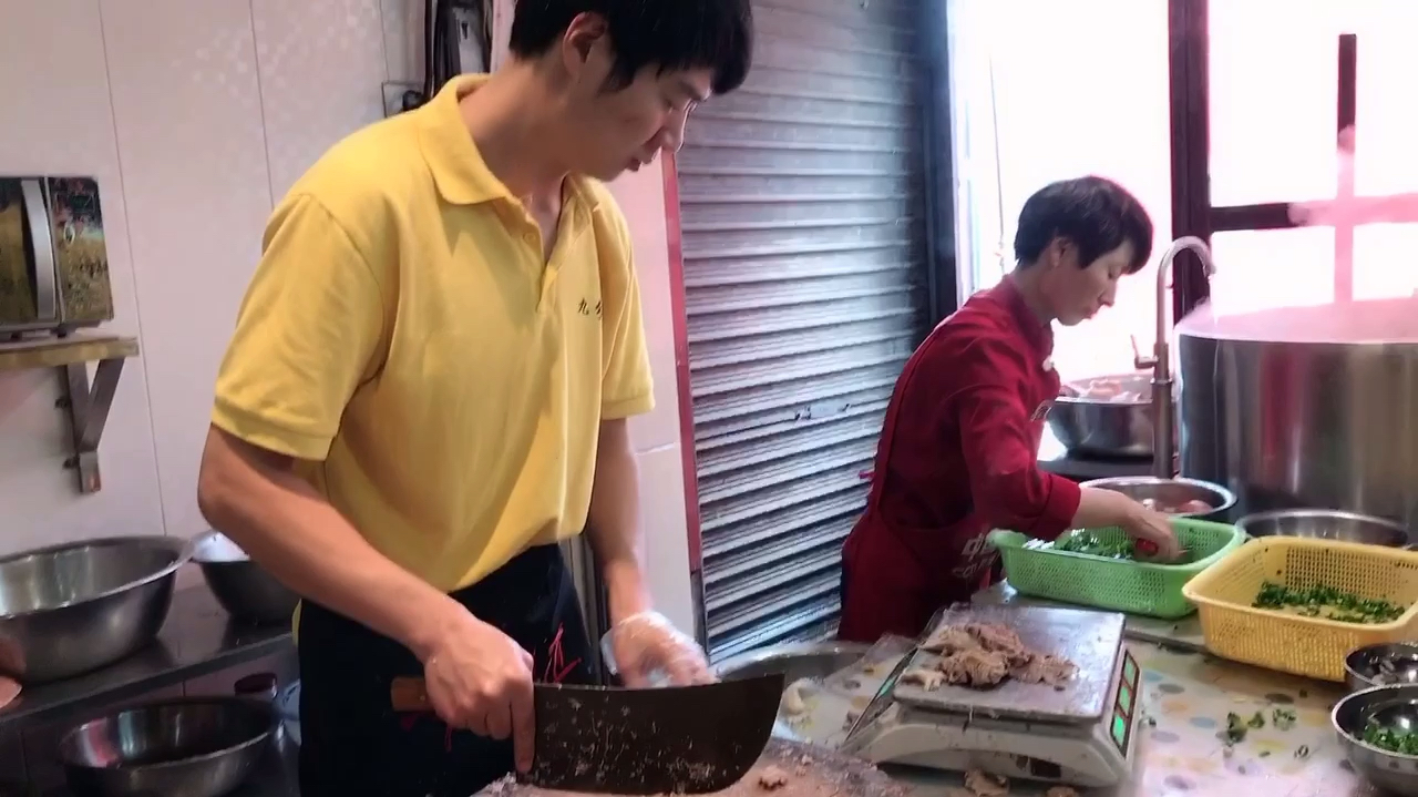 烤鸭妹带你看周口沈丘最火的一家羊肉汤,生意好的不得了