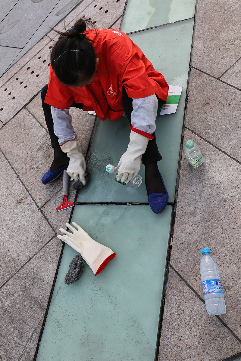 如何处理地板上的血迹