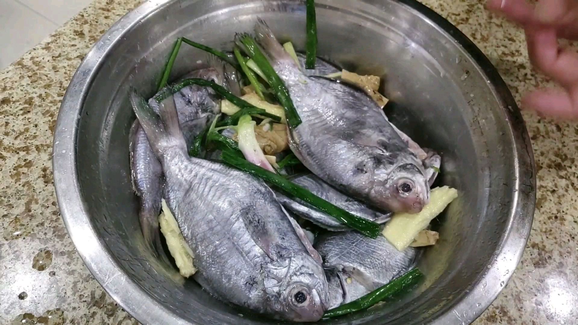 我也刚刚知道 原来酒店的香煎鱼这么好吃 腌鱼放了它 难怪这么好吃