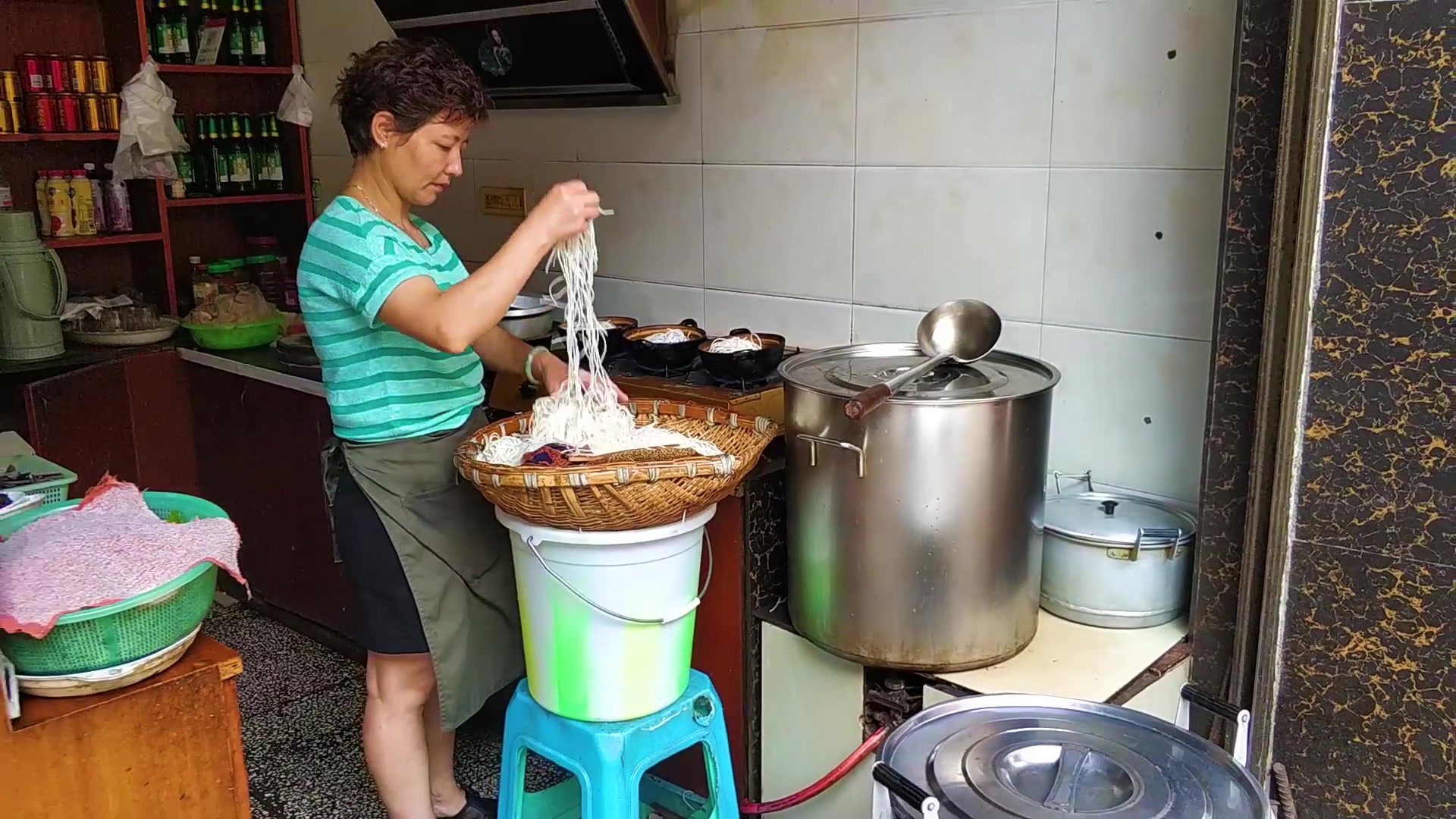 云南农村集镇上的羊肉米线,鲜红的辣椒配上绿色的薄荷,流口水了