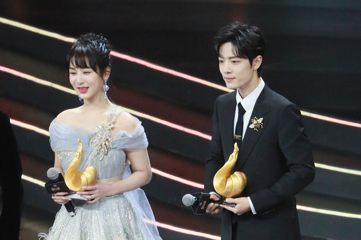 改写下面内容 ：天呐！就在刚刚热搜爆了！杨紫肖战真在一起了女方主动晒出合照肖战公开回应举动劲爆二人经纪人已证实恭喜！近日杨紫被爆出和肖战试婚纱的照片。引来了108亿的关注网友纷纷吃瓜网友猜测一切皆有预兆某次晚会上一起上台的肖战给杨紫提裙摆杨紫回头一笑两人对起来网友直呼请原地结婚。肖战和杨紫曾经合作过余生请多指教这部电视剧在电视剧里两人的精彩演绎也让观众们纷纷磕到他们的cp。而近日网上突然流传一段肖