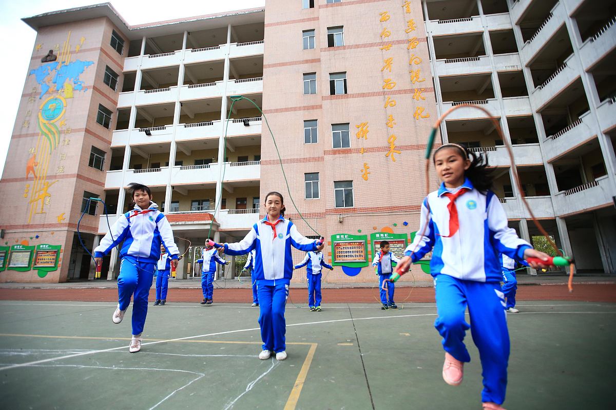 q 请写一篇小学体育课活动安全预案