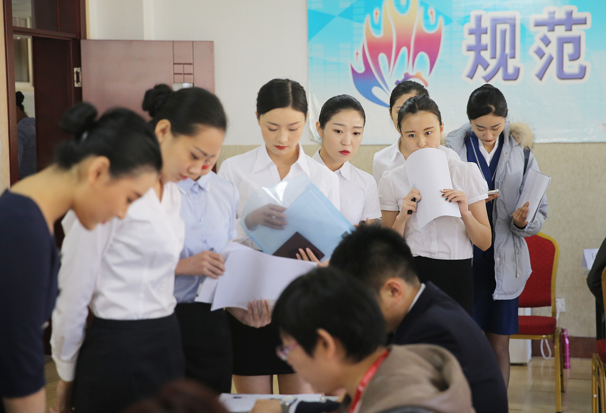 空乘服务专业报名条件解析：身高、学历、英语水平等要求