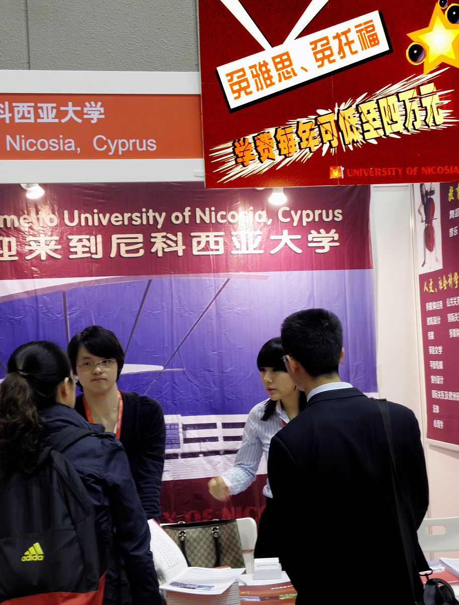 宣传学生健康成长的心理、生理及安全卫生等方面的知识指导家长用科学的方法教育孩子；