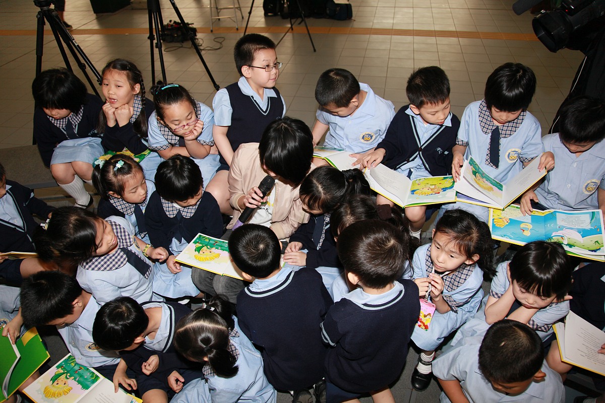 欧洲近代的新学校强调重视儿童实际活动、强调教育与生活的联系、反对 。 A单纯地学习书本 B能力的圆满发展 C训练儿童体力 D发现与创造说明理由