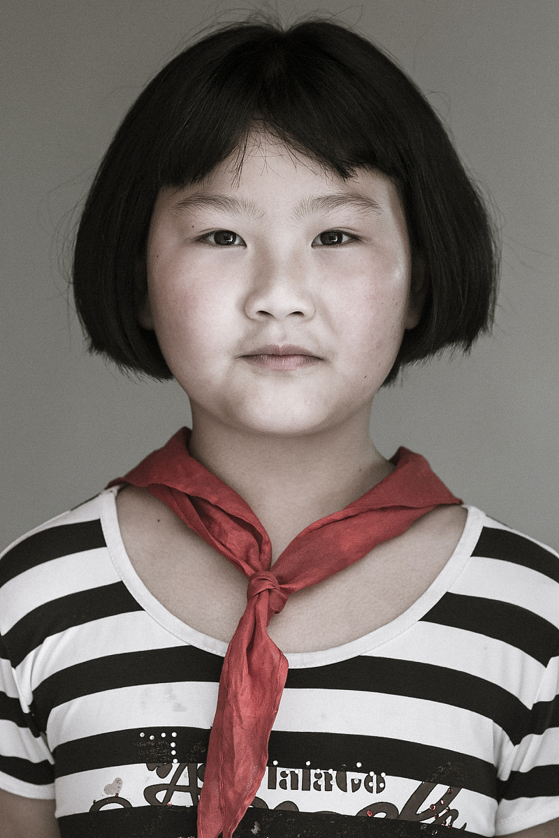 共放假三天现在是假期第一天下午四点一般早晨6点起11点睡中午有一个小时午休我有一下任务 1看两场电影每场约两个小时。2收拾房间需要花费两个小时3作业语文一个半小时数学三个小时物理一个小时化学一个半小时生物一个小时我还需要两个小时早读4去公园练太极拳四个小时。5练书法三个小时6我要和同学出去玩两次请帮我做一个安排