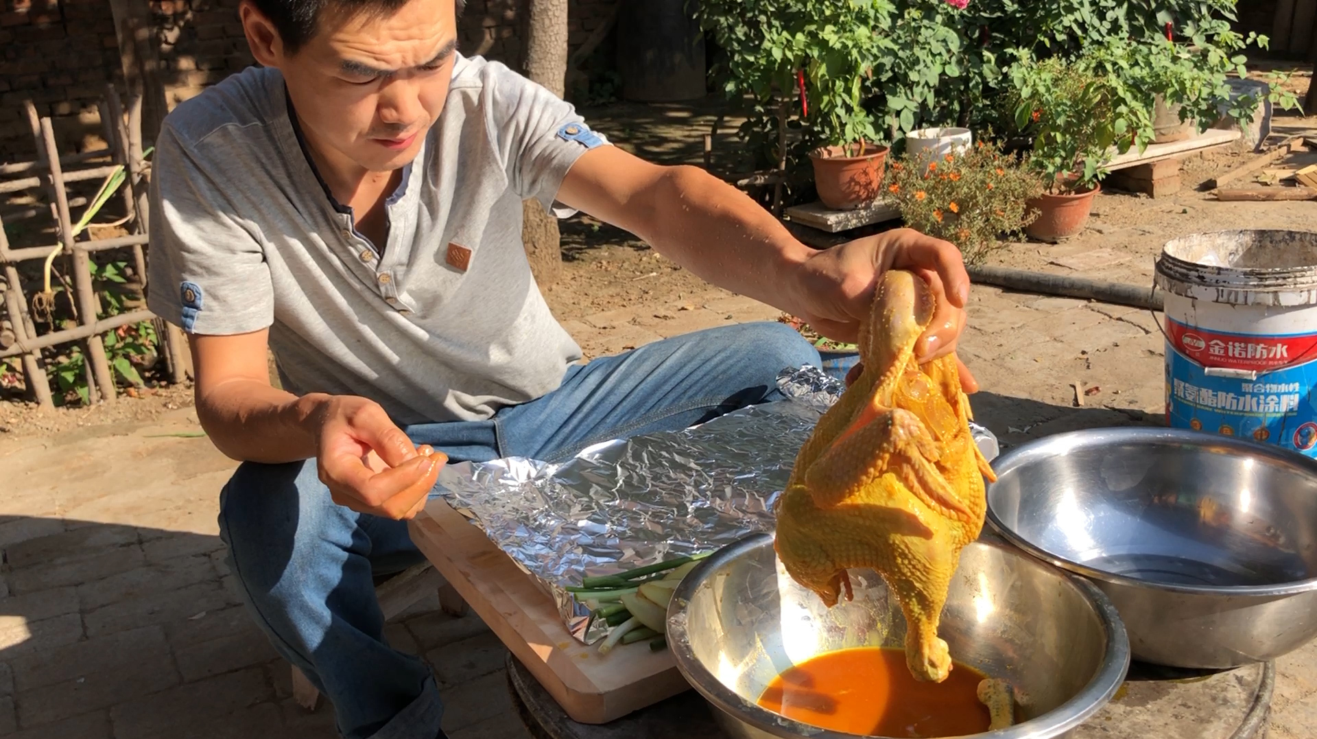 阿远做“盐焗鸡”吃,大火猛炒一锅盐巴,焖1个多小时,出锅真香