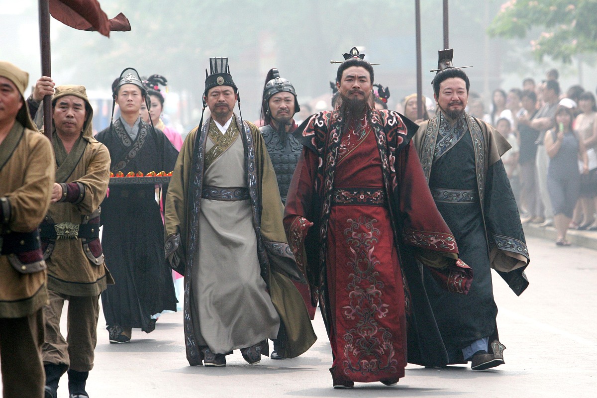 年三国民华中 帮我用250字描述