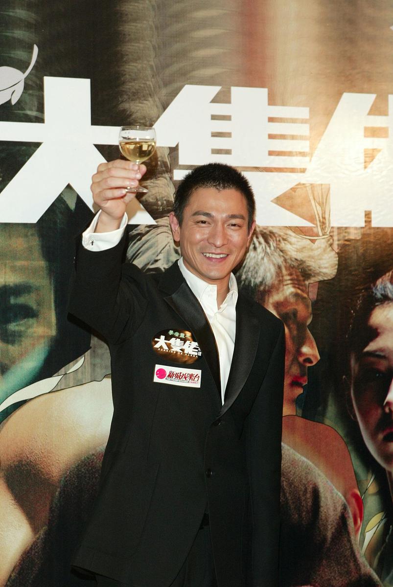 解说赌神这部电影。要求1 进入电影的剧情介绍可以选择重点场景或情节进行讲解注意不要剧透。2 在讲解中可以加入自己的评论和观点增加趣味性和互动性3 最后总结一下电影的优点和不足之处对电影进行评价。4 发布视频后可以通过标签和分享等方式提高曝光率吸引更多观众。5根据进度条解说