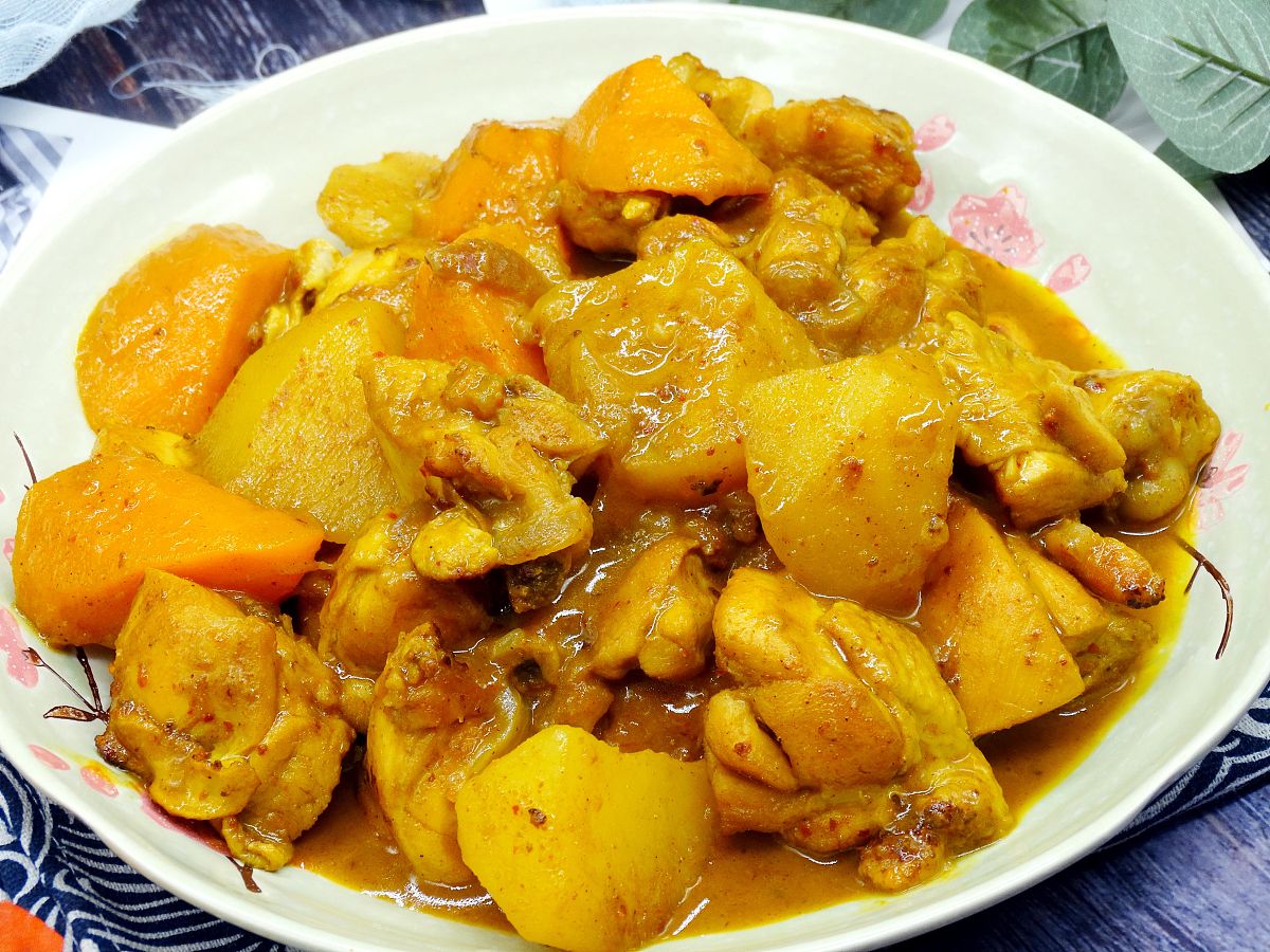 请帮我写1篇600字博客文章主题是：土豆烧鸡块的做法