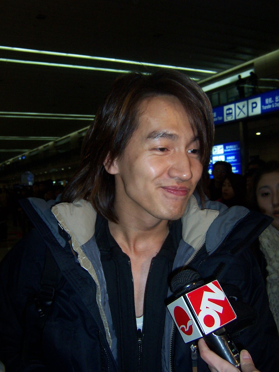 2006年2月19日晚,言承旭抵达上海浦东机场,为答谢歌迷厚爱,还特地与歌