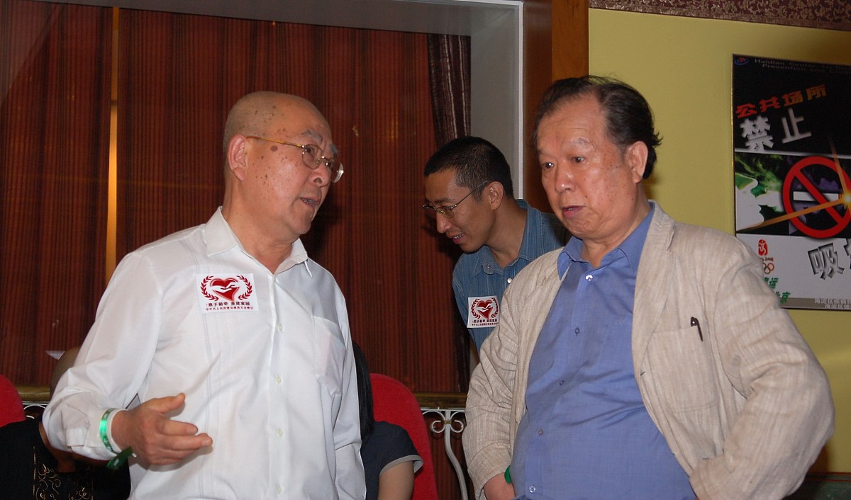 2008年5月27日,北京,中华名人抗震救灾慈善捐赠义卖会举行.王铁成 李