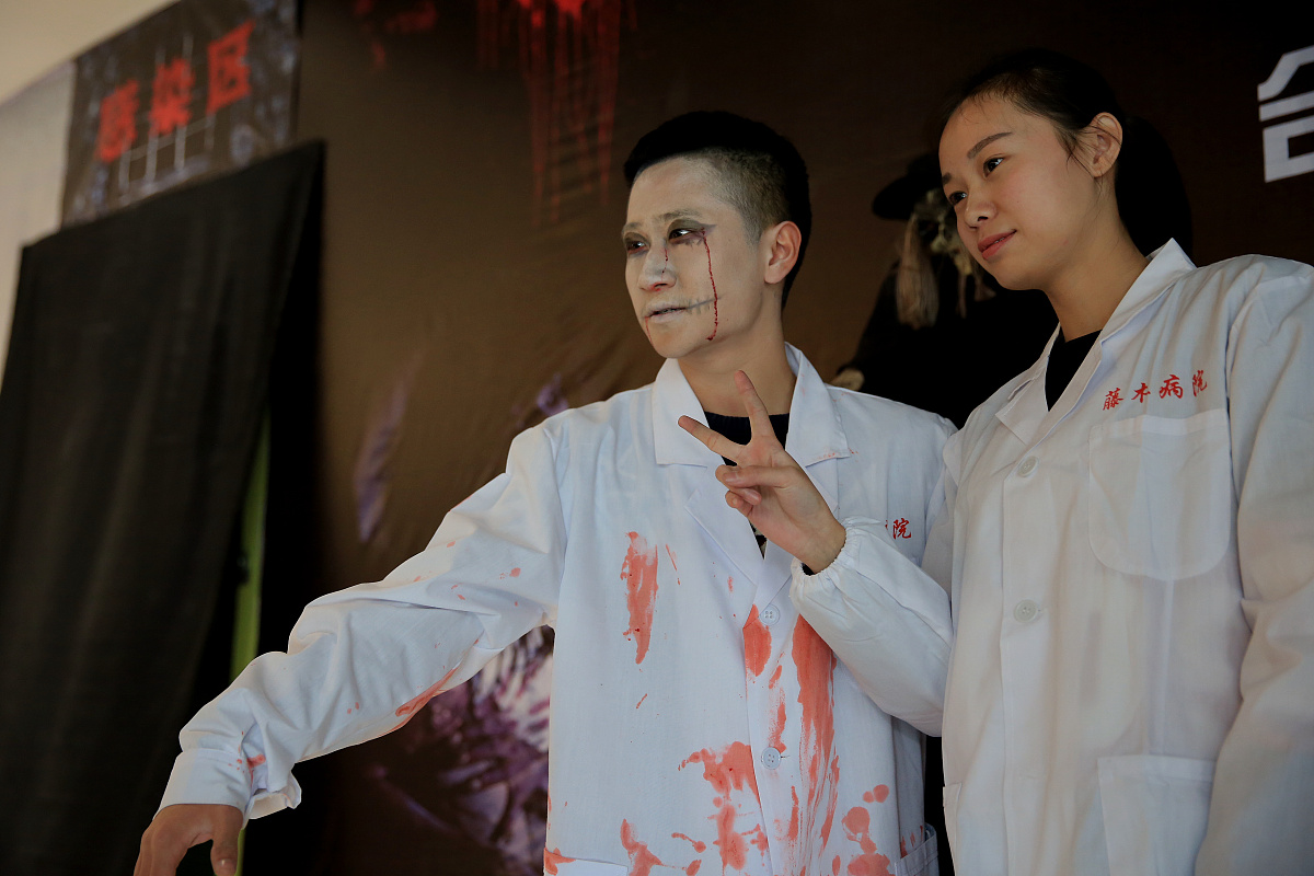 高中生LINE群聊天记录：神秘鬼屋大冒险！