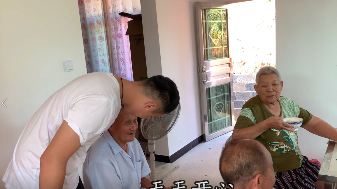 爷爷生日却不能够参加,小成有不得已的苦衷,只能让丈夫代替祝福