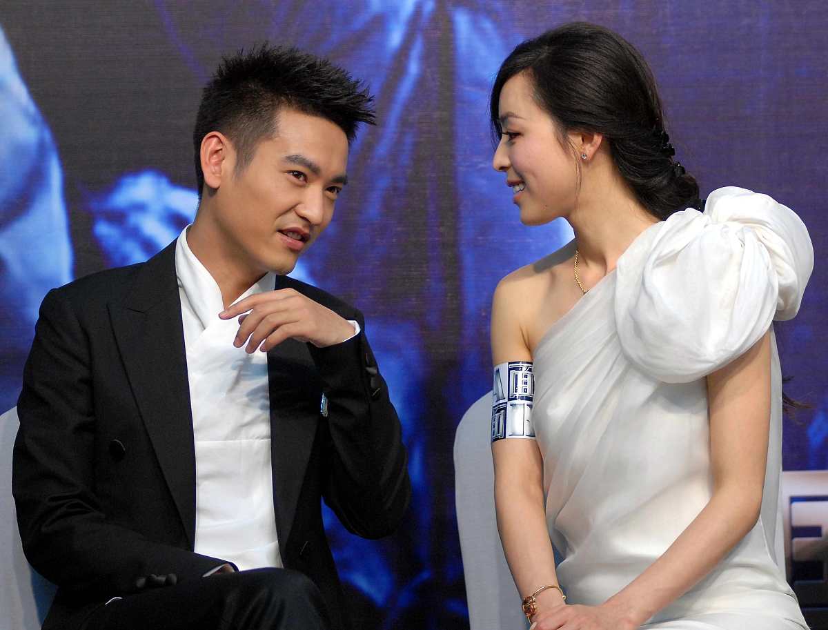 2010年4月27日,杭州,<strong>电影</strong>《a面b面》举行演员见面会.
