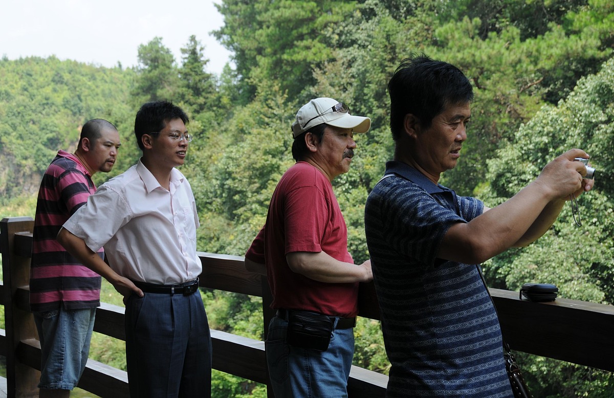 进行以乡村振兴进行时为主题的乡村振兴社会实践选择佘村作为考察地点佘村在上世纪八九十年代佘村依靠卖矿石、开水泥厂等产业而过的相对富裕但后来因环保政策关停一度落寞成为经济薄弱村。几年之前这里还随处可见泥泞的土路年久失修的房屋满目疮痍的历史遗迹也没有得到更好的修缮和保护直到2016年佘村开始了美丽乡村建设先后投入各类资金23亿元传统村落的魅力逐渐彰显。请说明选择原因详细说明字数不少于200字