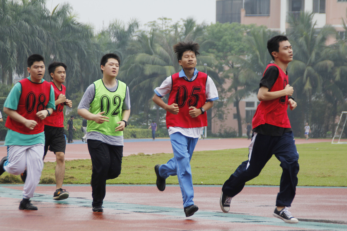 2013年4月17日,海南海口,学生在进行体育中考男生1000米跑考试.当天,