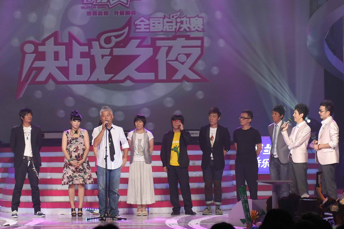 以《明星同乐会》：明星们的欢乐聚会为题写一篇1200字文章