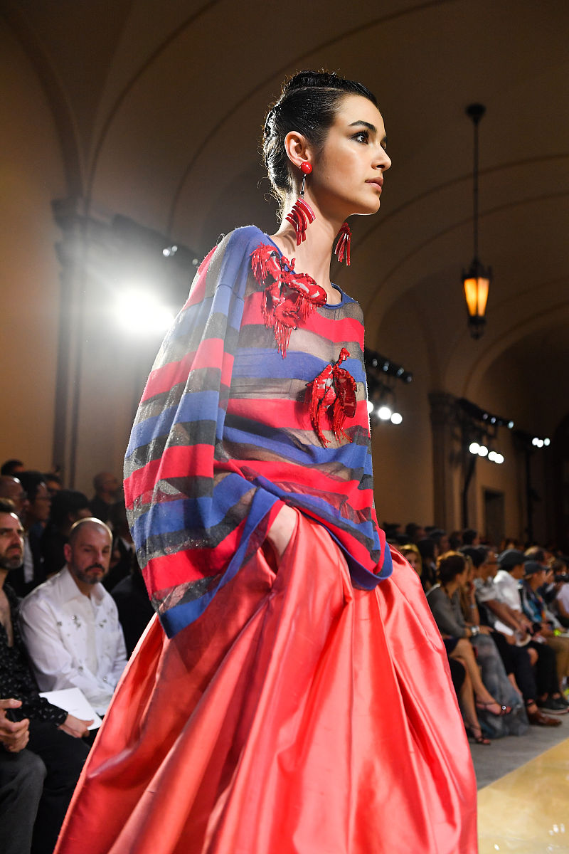 全球最美城市中的传统与现代女性形象 全球最美城市中的传统与现代女性形象