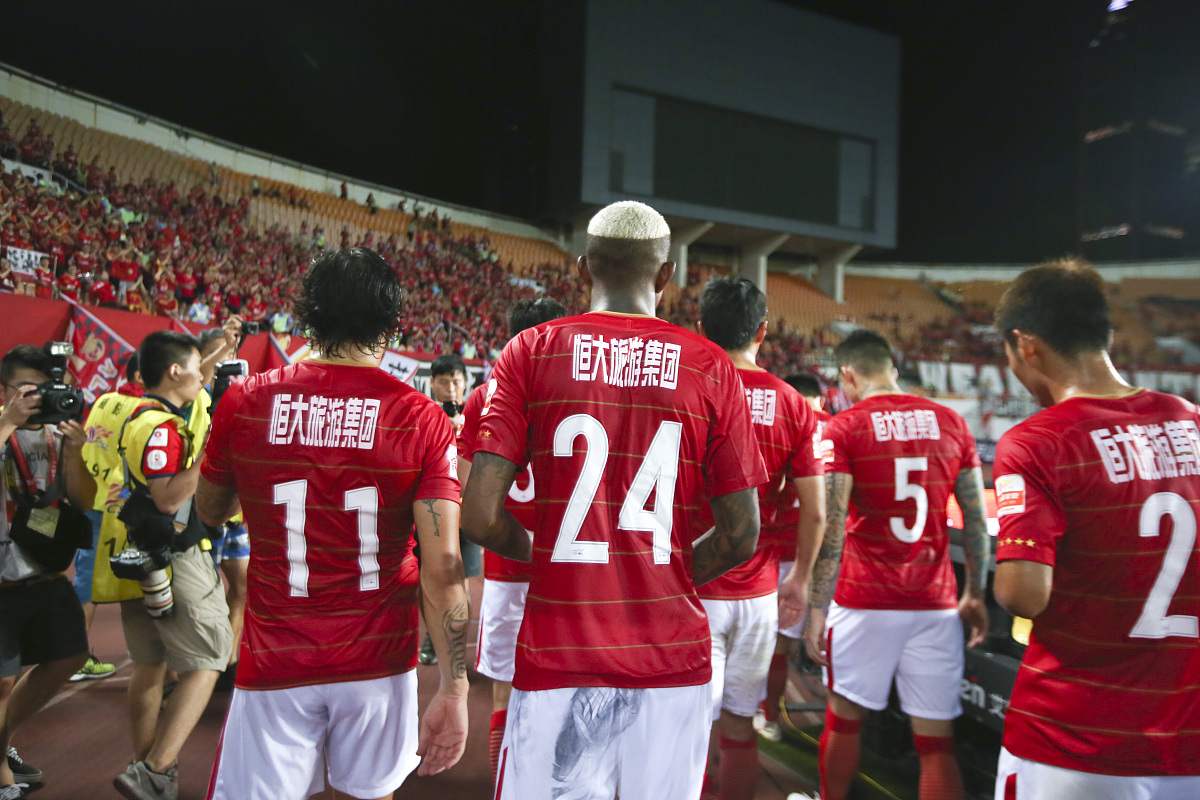 2018中超第14轮:广州恒大淘宝5-0重庆斯威 恒大球员赛后谢场