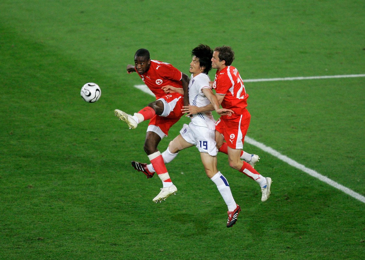 2006年6月23日,世界杯g组,瑞士2-0战胜韩国.赵在政受到久诺和穆勒夹击