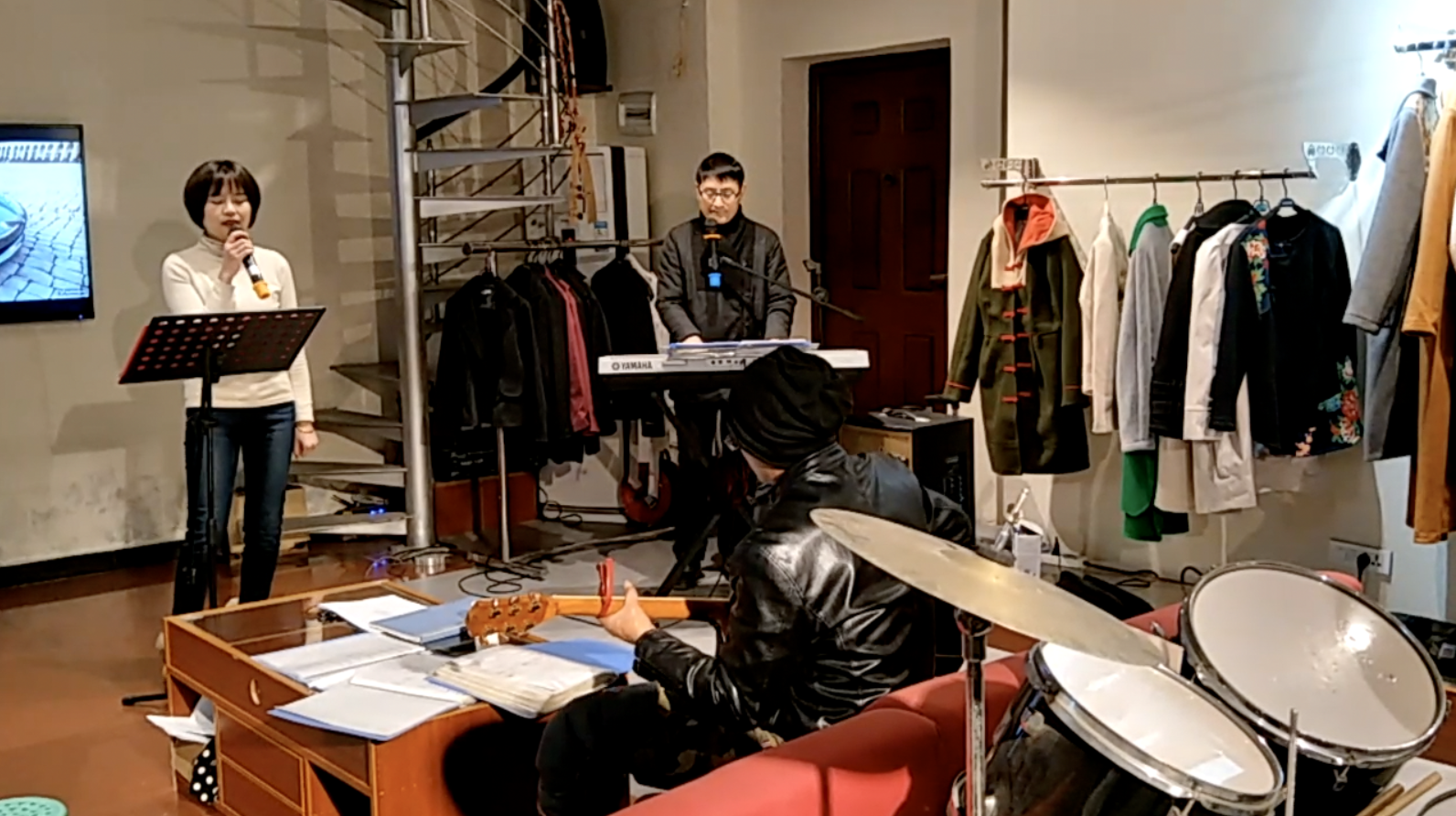 音乐发烧友!他服装店里开演唱会,赚钱唱歌都不耽搁